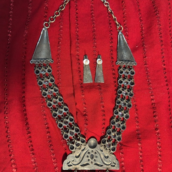 Sale‼️Silver and Gold long Necklace with Blue Highlights - Picture 6 of 7